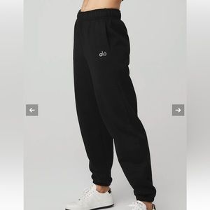 Alo Yoga Sweatpants with elastic at ankle. Worn 2 times.